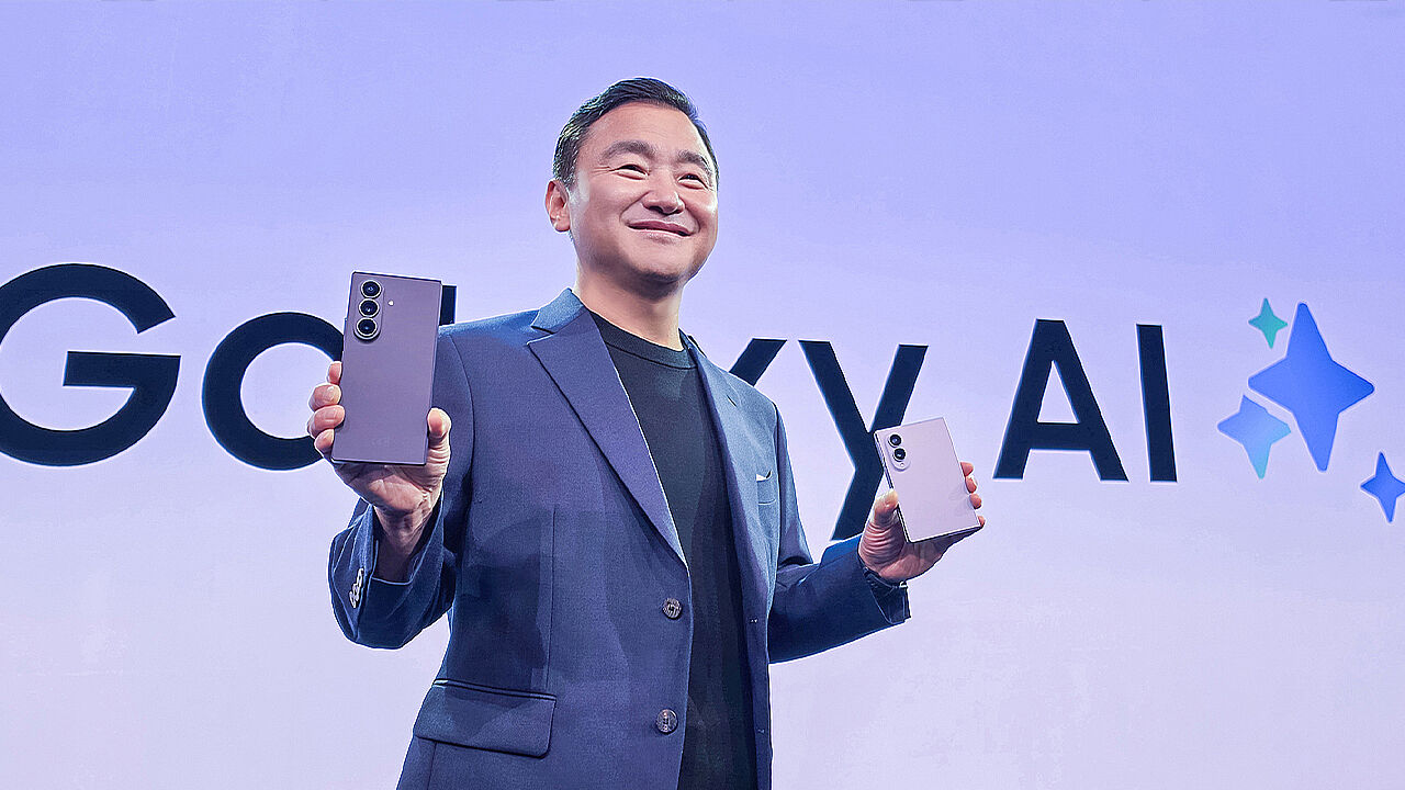 Roh Tae-moon, President and Head of Mobile eXperience (MX) Business at Samsung Electronics, holds up the Galaxy Z series during the Galaxy Unpack 2026 event held at Old Billingsgate in London, UK, on the 22nd (local time).