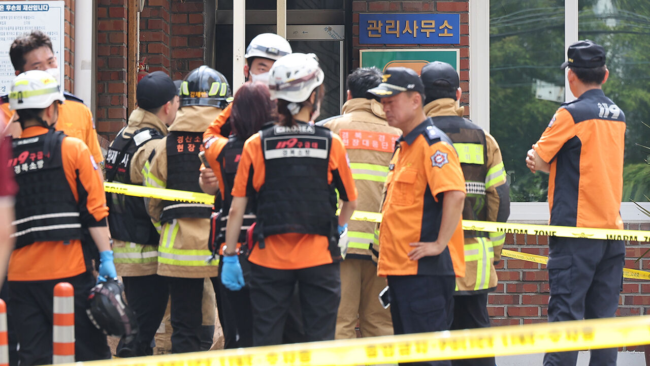 23일 오전 8시 29분쯤 경북 경산시 사동 한 아파트 관리실 안에서 폭발 추정 사고가 난 가운데 관계 당국 관계자들과 주민들이 현장 주변에 모여있다. (사진=연합뉴스)
