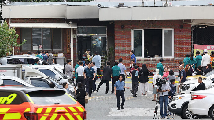 23일 오전 8시 29분쯤 경북 경산시 사동 한 아파트 관리실 안에서 폭발 추정 사고가 난 가운데 당국이 화재 현장을 살펴보고 있다. (사진=연합뉴스)