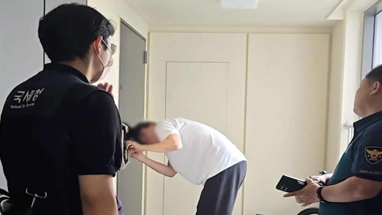 The National Tax Service and the Korea Customs Service forcibly open the door to the residence of person A, who owes 6.4 billion won in national and customs taxes, last month. (Photo provided by National Tax Service, Yonhap News)