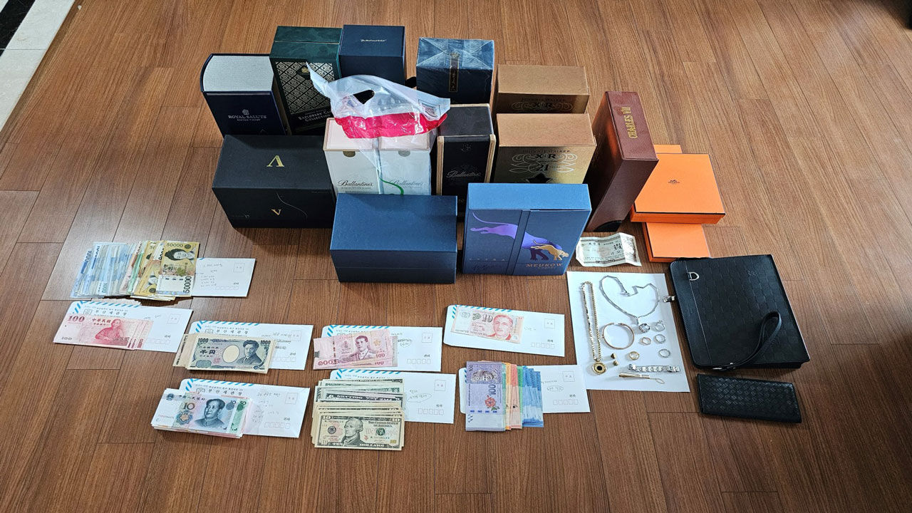 Items seized from the residence of person C (Photo provided by National Tax Service, Yonhap News)