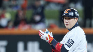 Hanwha's Ha Joo-suk and KIA's Lee Hyung-bum Traded