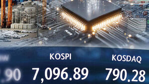 KOSPI 7096.89 KOSDAQ 790.28과 반도체 칩, 항만 배경 합성 이미지