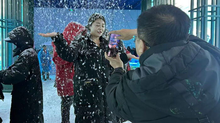 20일 중국 헤이룽장성 하얼빈에 조성된 대규모 실내 빙설관에서 관광객들이 눈 체험을 하고 있다.