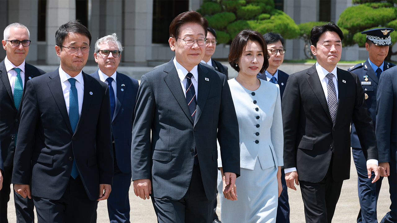 이 대통령, 여름휴가 안 가기로…세일즈 외교에 집중