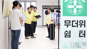 김광용 행정안전부 재난안전관리본부장이 25일 대구광역시 서구 내당도서관 무더위쉼터를 찾아 폭염 대응 쉼터 운영현황을 점검하고 있다. 