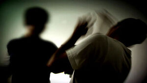 몸에 불 붙은 스프레이&hellip;감금 후 벌인 악독한 짓