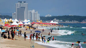 Sweltering Heat Nears 38°C Across South Korea as Heat-Related Illnesses Rise and Vacationers Crowd Beaches