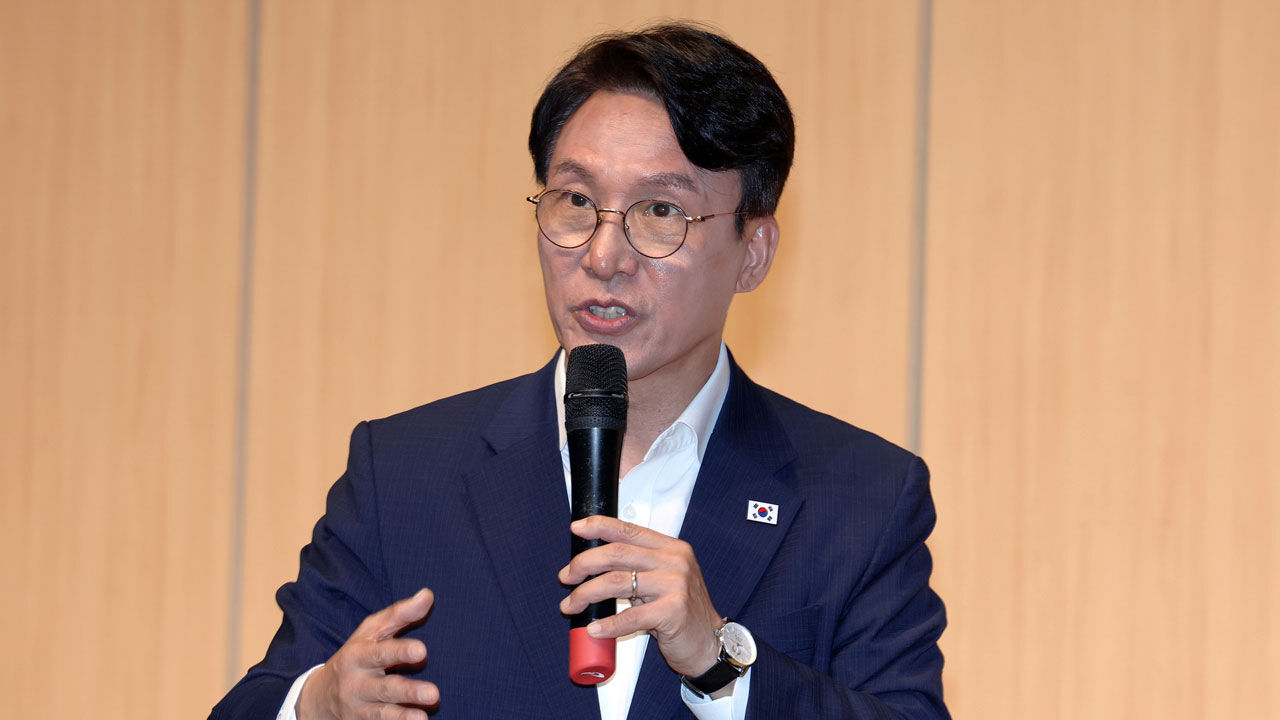 Former Prime Minister and Democratic Party leadership candidate Kim Min-seok gives a special lecture during a policy seminar held at the Gwangju Institute of Science Technology in Oryong-dong, Buk-gu, Gwangju, on the morning of the 26th. (Photo: Yonhap News)