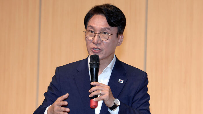 Former Prime Minister and Democratic Party leadership candidate Kim Min-seok gives a special lecture during a policy seminar held at the Gwangju Institute of Science Technology in Oryong-dong, Buk-gu, Gwangju, on the morning of the 26th. (Photo: Yonhap News)