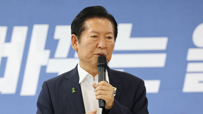 Democratic Party leadership candidate Chung Chung-rae speaks during a party member meeting held at the Democratic Party's Ulsan Metropolitan City Party office in Nam-gu, Ulsan, on the 26th. (Photo: Yonhap News)