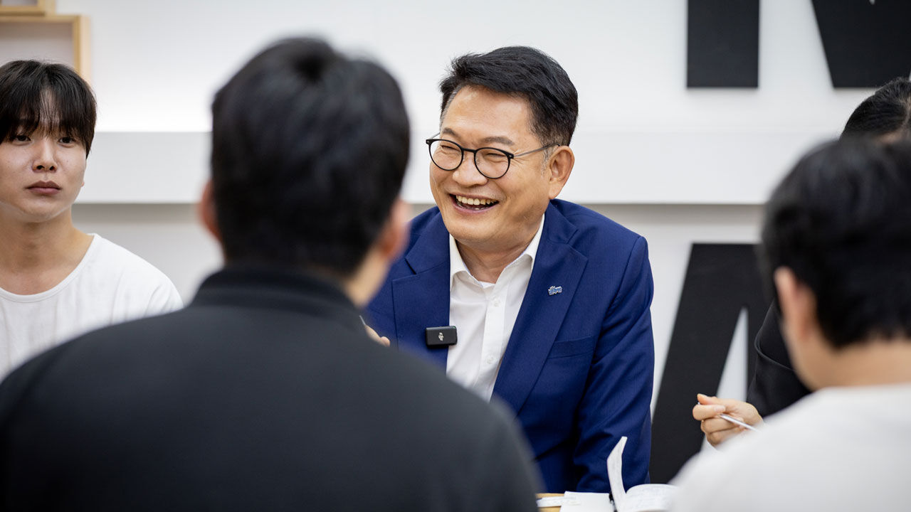 Democratic Party leadership candidate Song Young-gil has lunch with young people in their 20s and 30s at the youth mall of Gowon Market in Jinan-gun, Jeollabuk-do, on the 26th. (Photo provided by Song Young-gil's camp, Yonhap News)