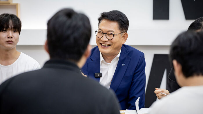 Democratic Party leadership candidate Song Young-gil has lunch with young people in their 20s and 30s at the youth mall of Gowon Market in Jinan-gun, Jeollabuk-do, on the 26th. (Photo provided by Song Young-gil's camp, Yonhap News)