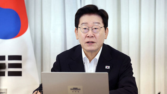 이 대통령 "유가불안 확실히 해소될 때까지 석유 최고 가격제 지속"