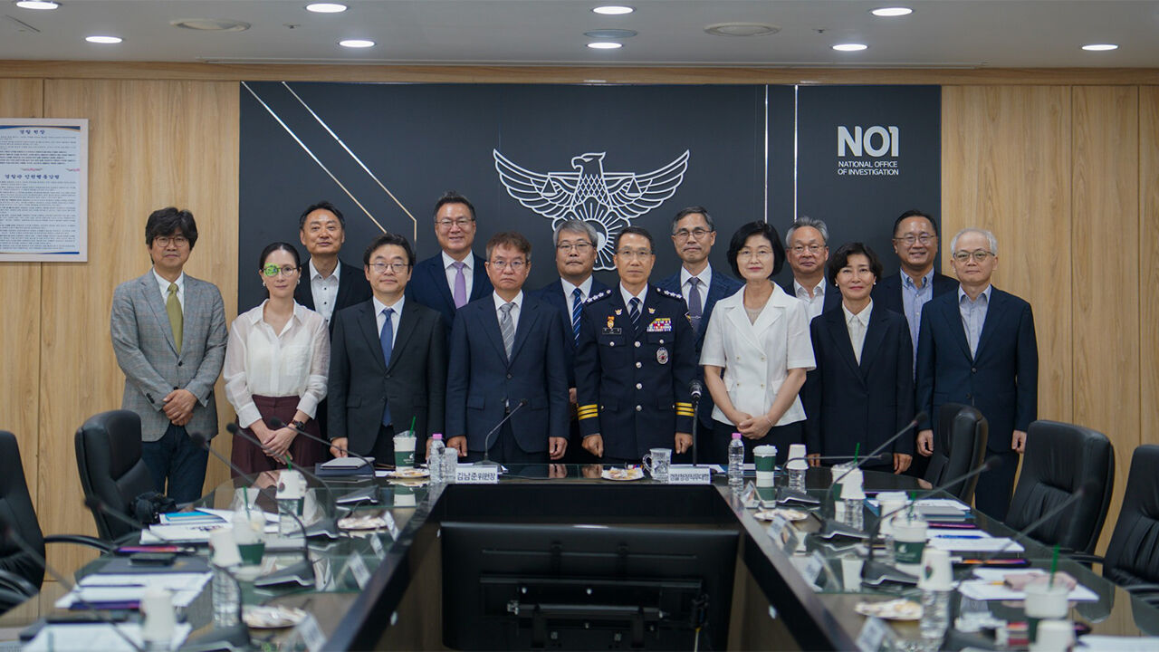 The Task Force for Enhancing Trust in Police Investigations holding a group photo session at the Korean National Police Agency in Seodaemun-gu, Seoul, on the 27th. (Photo provided by the Korean National Police Agency)