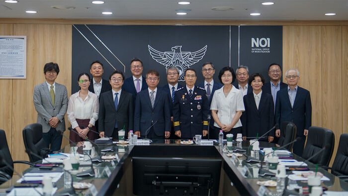 The Task Force for Enhancing Trust in Police Investigations holding a group photo session at the Korean National Police Agency in Seodaemun-gu, Seoul, on the 27th. (Photo provided by the Korean National Police Agency)