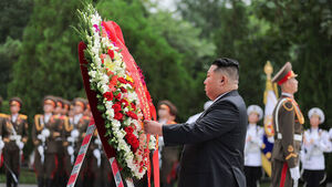 김정은 북한 국무위원장이 지난 26일 전승절로 기념하는 정전협정체결 73주년을 맞아 평안남도 회창군의 중국인민지원군열사릉원을 찾아 헌화하고 경의를 표했다고 조선중앙통신이 보도했다.