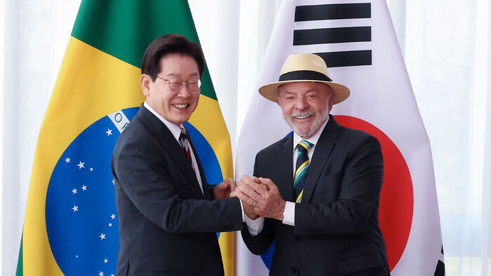 President Lee Jae-myung and Brazilian President Luiz Inácio Lula da Silva pose for a commemorative photo prior to their summit at the presidential residence in Brasília on the 27th (local time).