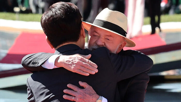 President Lee Jae-myung, on a state visit to Brazil, greets Brazilian President Luiz Inácio Lula da Silva during a welcome ceremony held at the square in front of the presidential residence in Brasília on the 27th (local time). (Photo: Yonhap News)