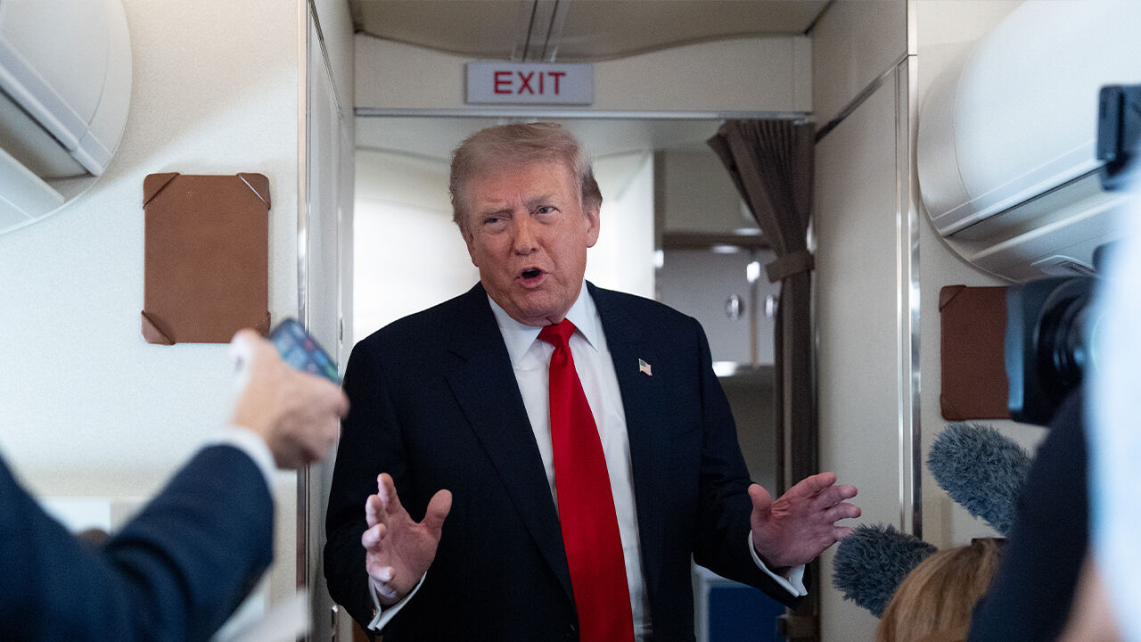 President Trump meeting with reporters onboard on the 27th (local time) (Photo: AP, Yonhap News)