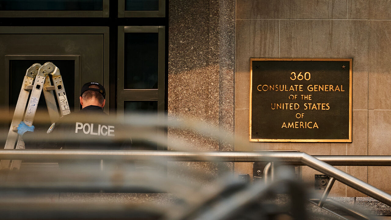 Police enter the U.S. Consulate General in Toronto, Canada, where a shooting occurred nearby on the 27th (local time).