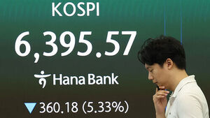 코스피가 28일 미국 반도체주의 급락 등의 여파에 장 초반 5% 넘게 하락하며 매도 사이드카가 발동됐다. 이날 서울 중구 하나은행 본점 딜링룸 전광판에 코스피가 표시돼 있다.
