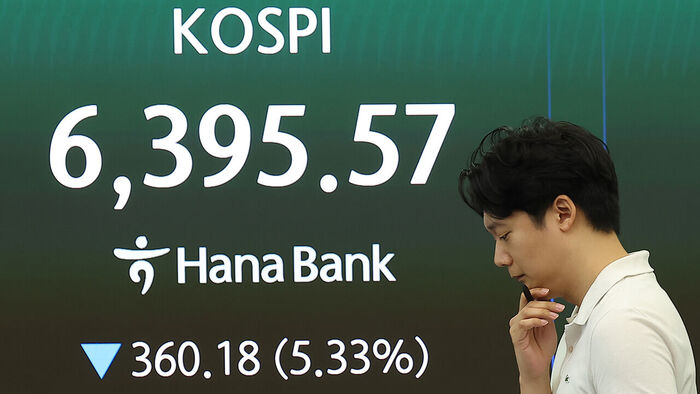 코스피가 28일 미국 반도체주의 급락 등의 여파에 장 초반 5% 넘게 하락하며 매도 사이드카가 발동됐다. 이날 서울 중구 하나은행 본점 딜링룸 전광판에 코스피가 표시돼 있다.
