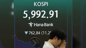 28일 서울 을지로 하나은행 본점 딜링룸 현황판에 코스피가 표시돼 있다. 이날 코스피는 11%대 폭락을 기록하며 장중 6,000선 아래로 내려갔다.