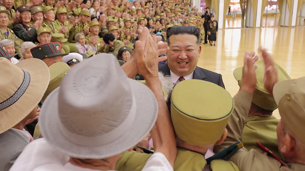 북한 김정은, 전승절 행사 참석 노병들과 기념사진…"정신적 기둥"