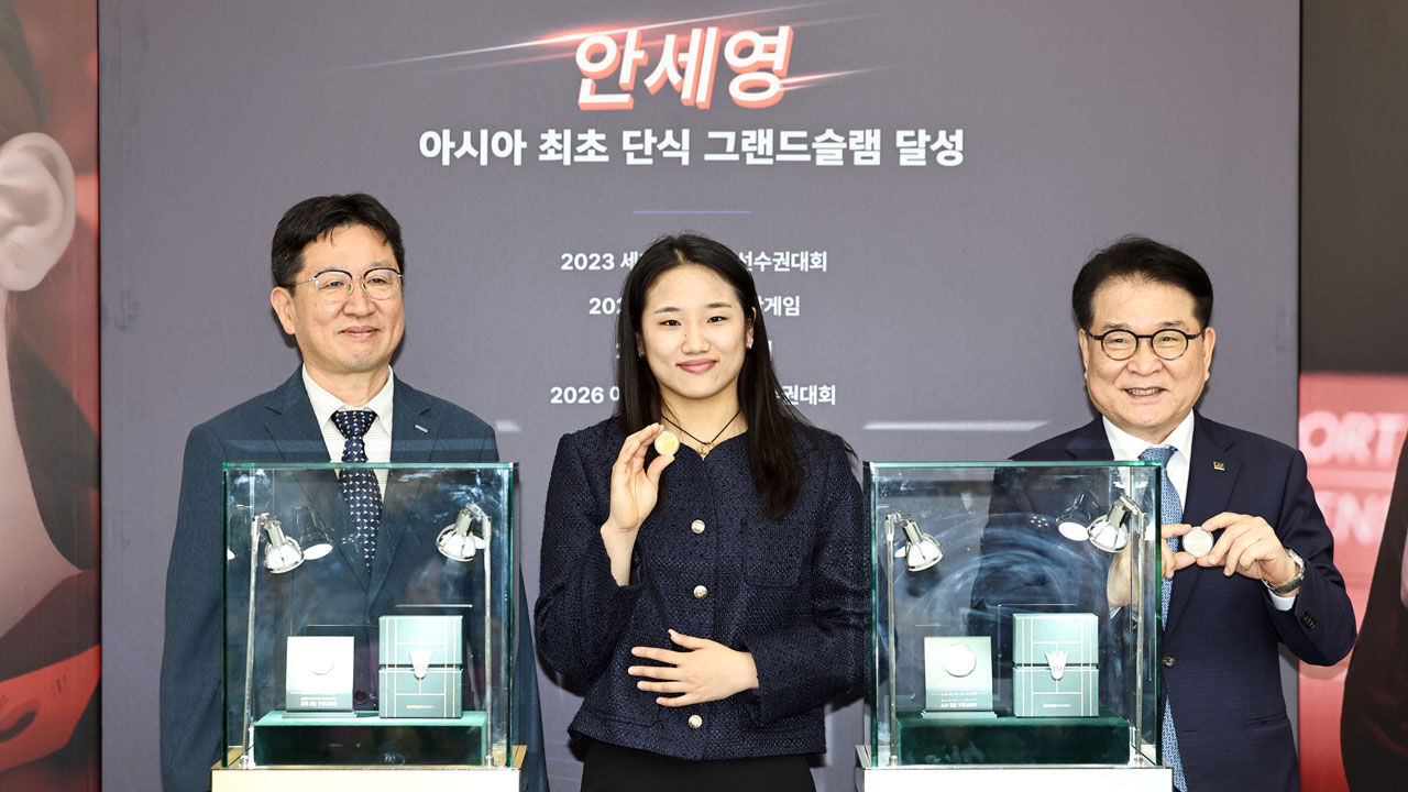 From left: Korea Minting and Security Printing Corporation President Seong Chang-hoon, An Se-young, and Yonex Korea Chairman Kim Chul-woong