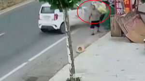 Wind Saves Elderly Man's Life... A Few Seconds That Prevented Disaster in Tricycle Accident