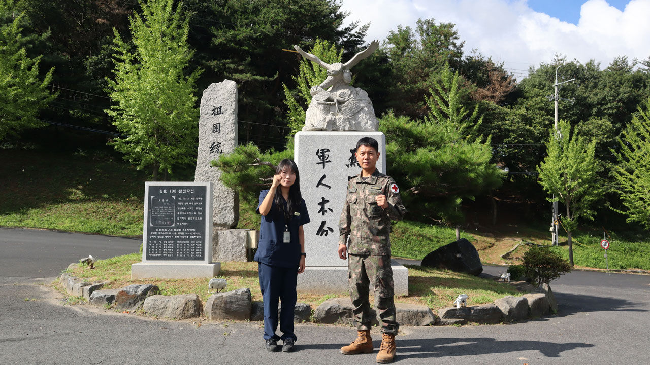 왼쪽부터 박서현 주무관, 박민우 상사 (사진=육군 제32보병사단 제공, 연합뉴스)