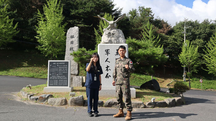 왼쪽부터 박서현 주무관, 박민우 상사 (사진=육군 제32보병사단 제공, 연합뉴스)