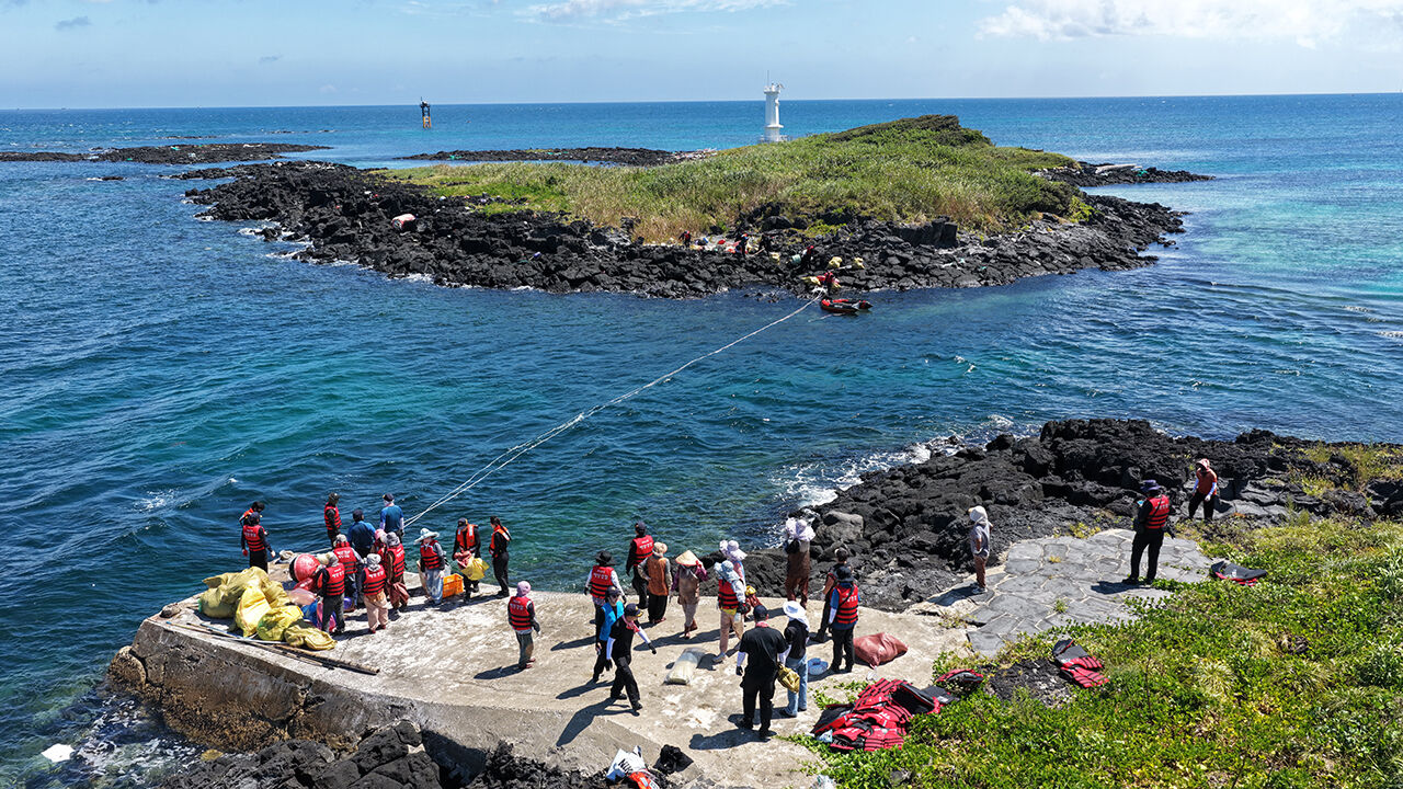 Employees of the Jeju Regional Coast Guard and members of the Bukchon-ri Fishing Village Guild conduct a marine cleanup activity at Daryedo Island in Bukchon-ri, Jocheon-eup, Jeju City, on the 30th. (Photo: Yonhap News)