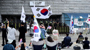 시위 참가자 목덜미 '덥석'&hellip;SNS 영상 돌더니 결국