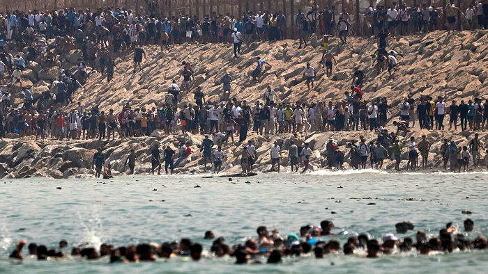 Migrants attempting to enter Ceuta from Morocco (Photo: AP, Yonhap News)