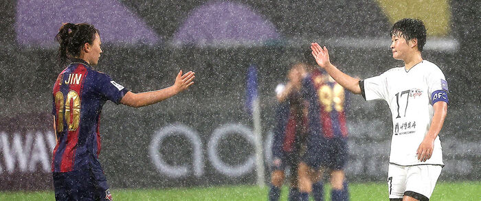 The AFC Women's Champions League semifinal match between Suwon FC Women and Naegohyang Women's FC held at Suwon Comprehensive Stadium in Jangan-gu, Suwon, on May 20. Suwon's Lee Yu-jin and Naegohyang's Kim Gyong-yong reach out to shake hands after the match. (Photo: Yonhap News)