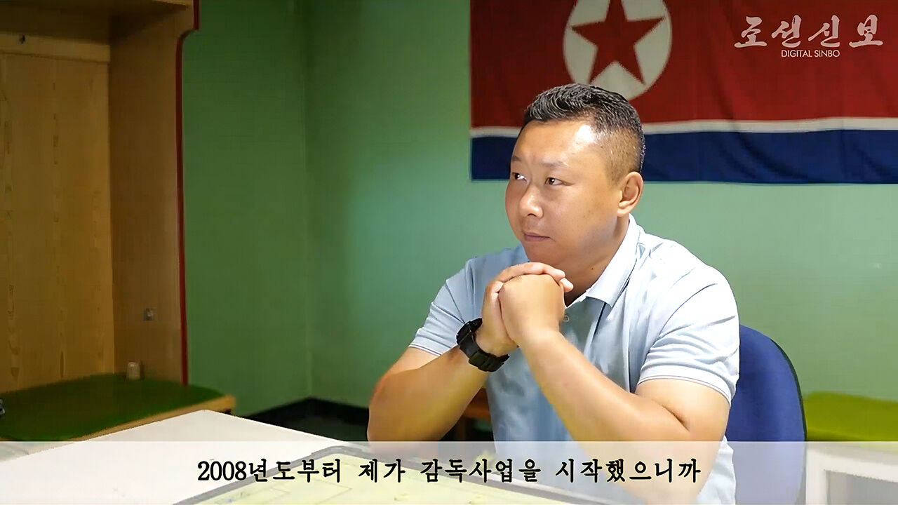 2025-2026 아시아축구연맹 여자챔피언스리그에서 내고향팀을 우승으로 이끈 리유일 책임감독이 평양에서 조선신보와 인터뷰하고 있다. (사진=연합뉴스)