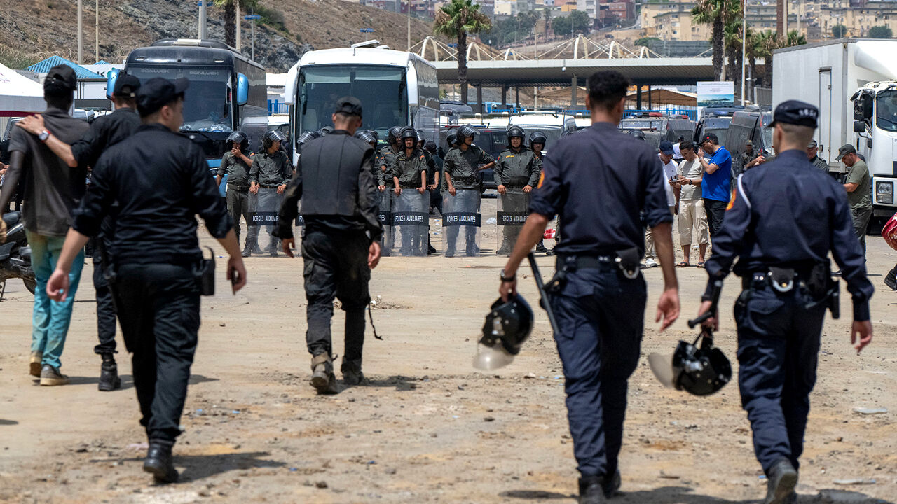 Moroccan security forces stand guard to disperse people trying to cross into Ceuta, Spain, on the 31st (local time).