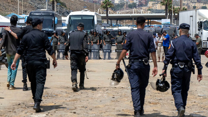 Moroccan security forces stand guard to disperse people trying to cross into Ceuta, Spain, on the 31st (local time).