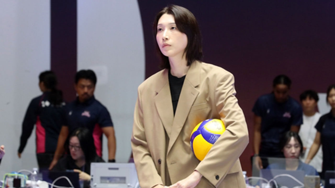 Kim Yeon-koung steps up as the ceremonial first server (Photo: Provided by KBSN, Yonhap News)