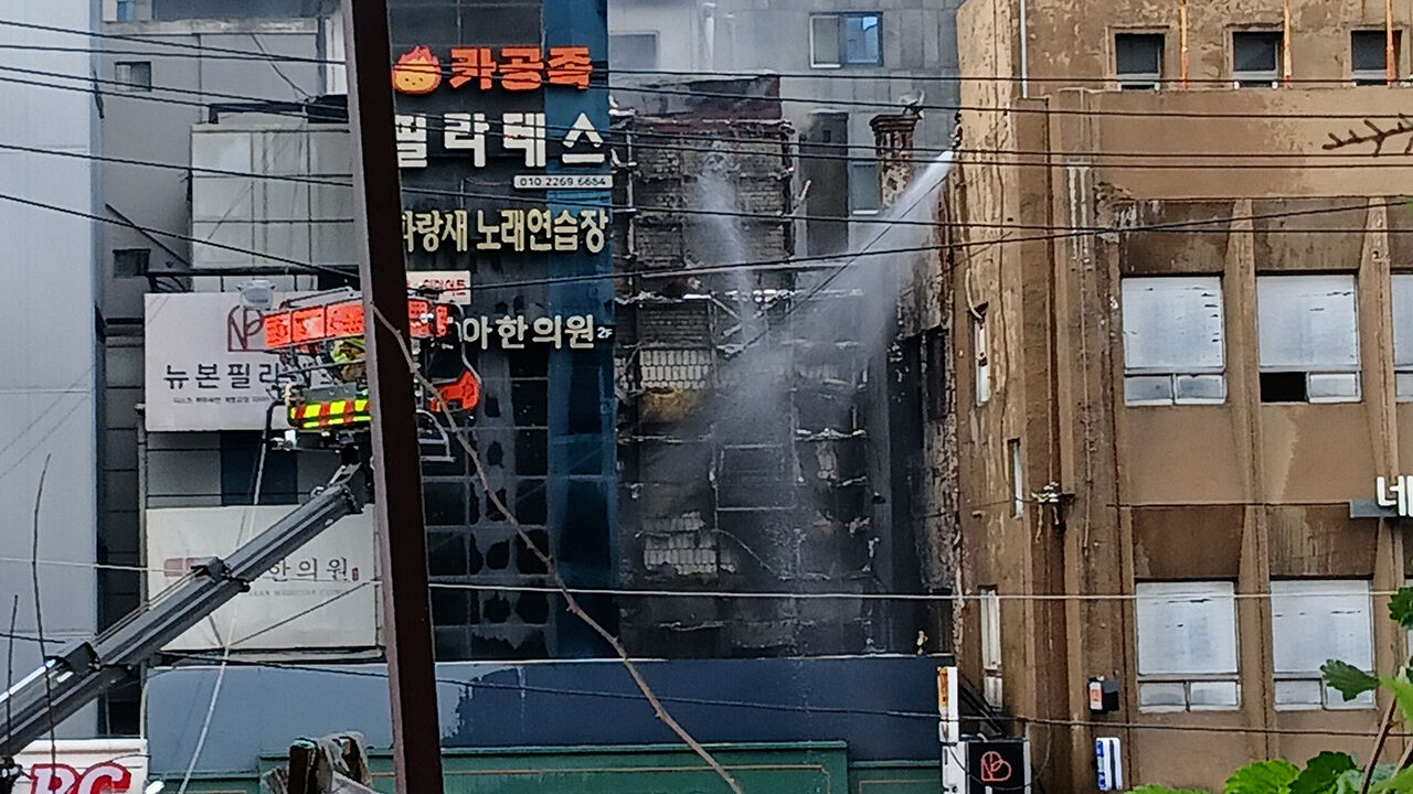 Fire at a commercial building in Sillim-dong, Gwanak-gu