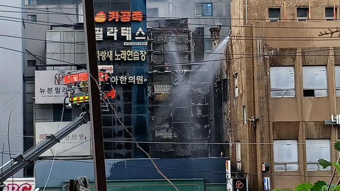 Fire at a commercial building in Sillim-dong, Gwanak-gu