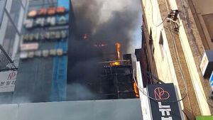 Fire Breaks Out at Commercial Building in Sillim-dong, Seoul; Over 130 Evacuated