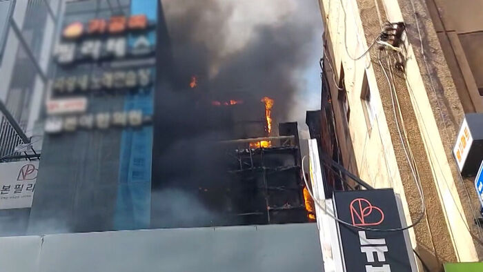 Fire at a commercial building in Sillim-dong, Gwanak-gu
