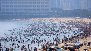 Unstoppable Heat Wave Fails to Stop Beachgoers... Haeundae Packed to Capacity