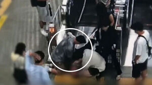 출근길 왕십리역 발칵&hellip;"어떡해" 인파 속 기적 벌어졌다