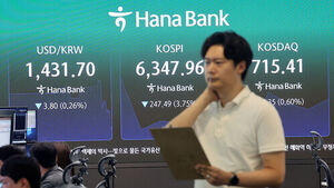 직전 거래일 역대급 폭등세를 보였던 코스피가 3% 넘게 하락 출발한 3일 서울 중구 하나은행 딜링룸에서 직원이 업무를 보고 있다.