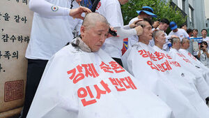 전국경찰직장협의회가 3일 서울 서대문구 경찰청 앞에서 '경찰 순환인사 확대&middot;감찰 인력 증원 정책 폐기'를 요구하며 삭발식을 하고 있다.