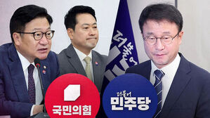 국민의힘 로고와 더불어민주당 로고를 배경으로 정치인들의 모습
